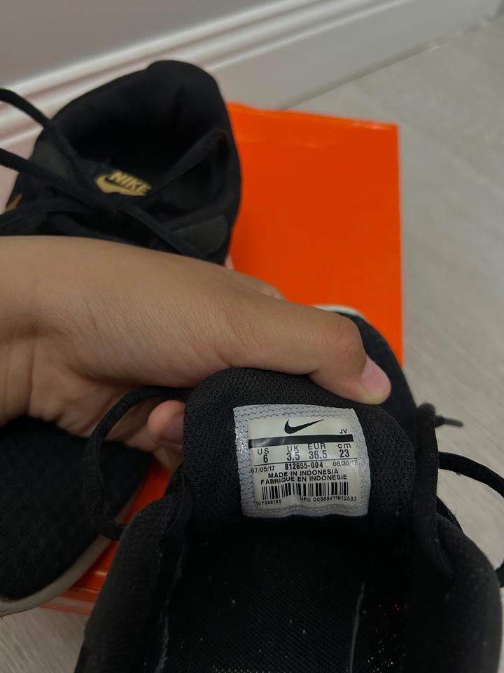 Женские кроссовки Nike