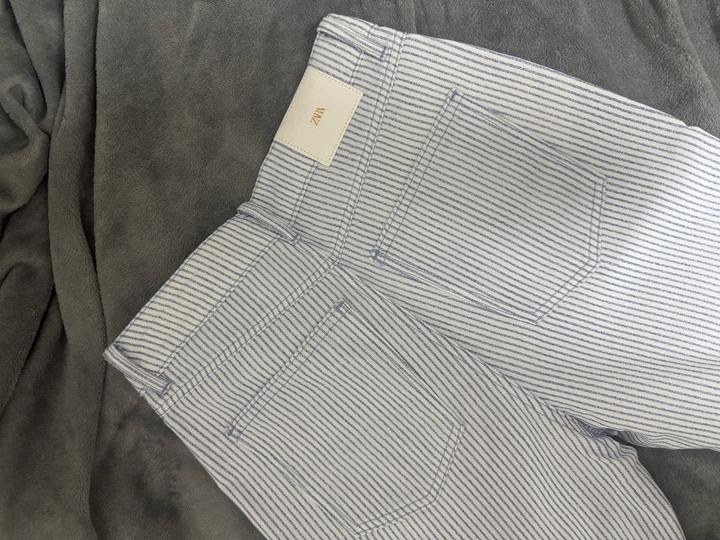 Белые брюки-джинсы от Zara
