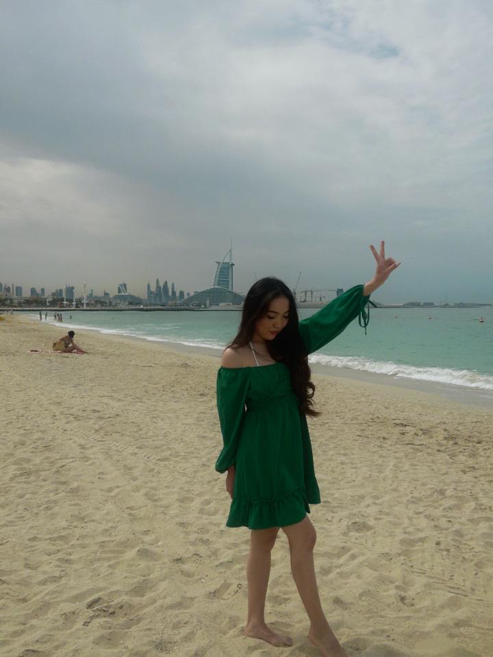 Зеленое платье на пляж