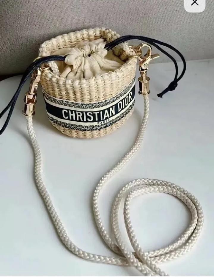 мини-сумка Christian Dior Straw Pouch, также известная как косметичка-мешок (bea