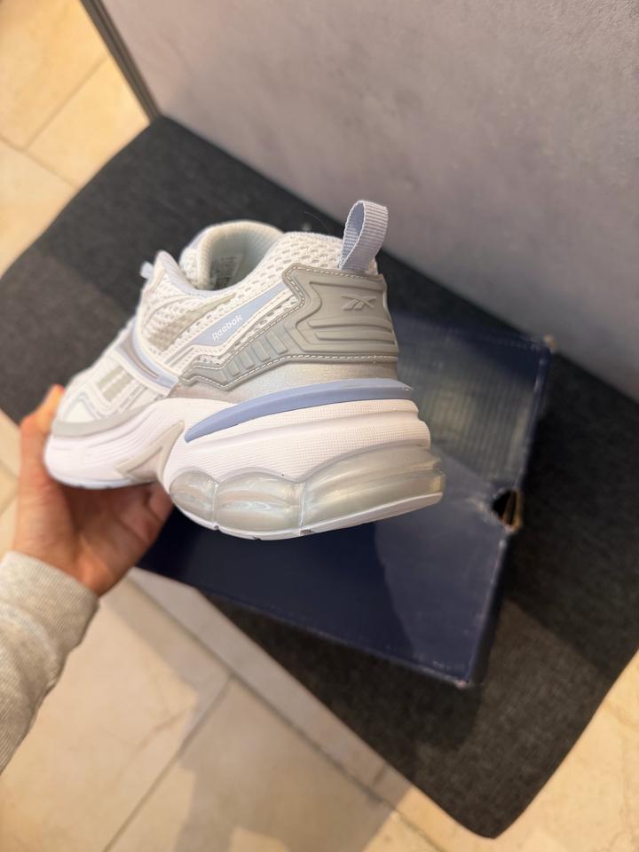 Женские кроссовки Reebok