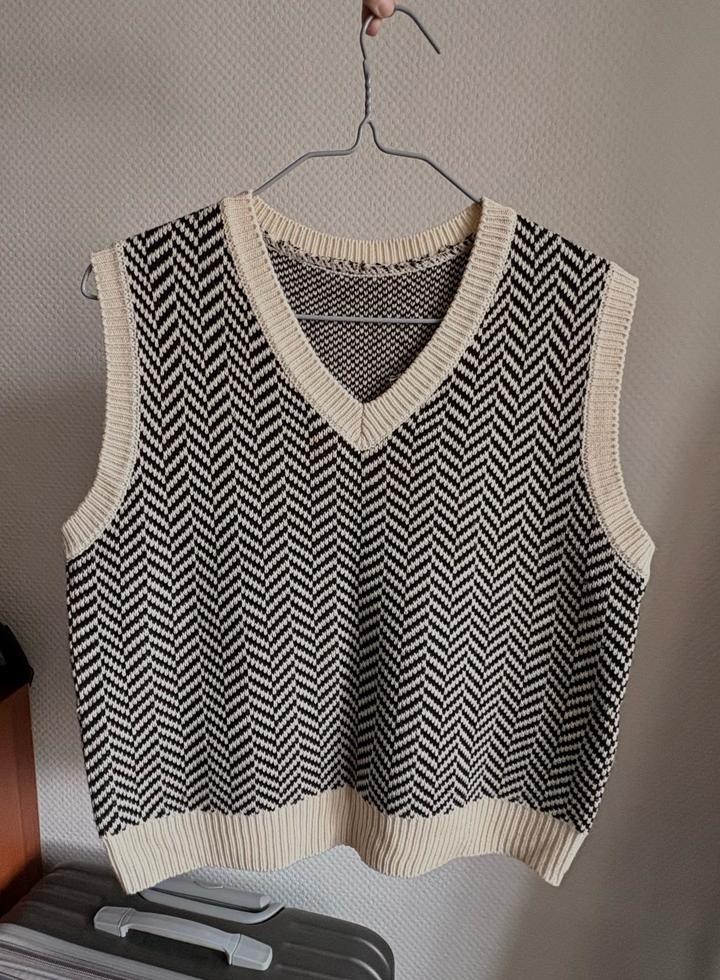 Вязанный жилет