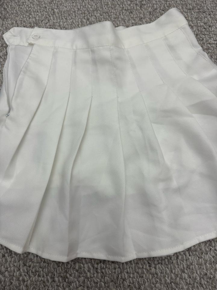 белая теннисная юбка с шортами