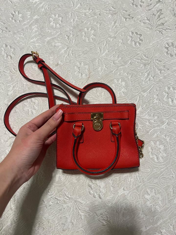 Сумка Michael Kors Hamilton XS Mini Satchel в ярком красном цвете.