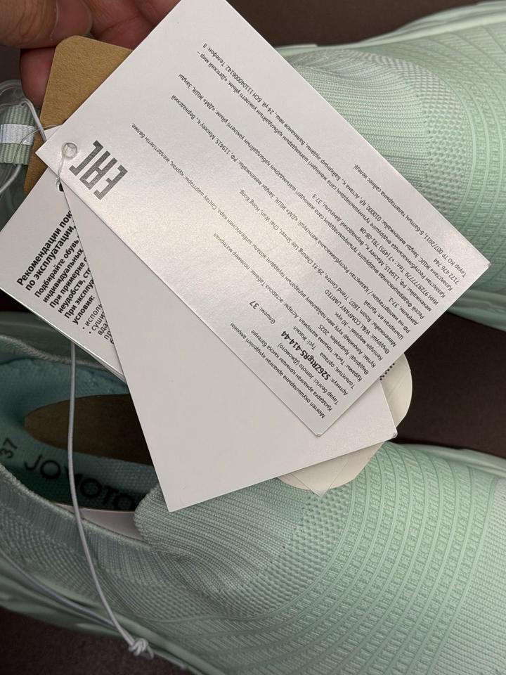 Женские кроссовки