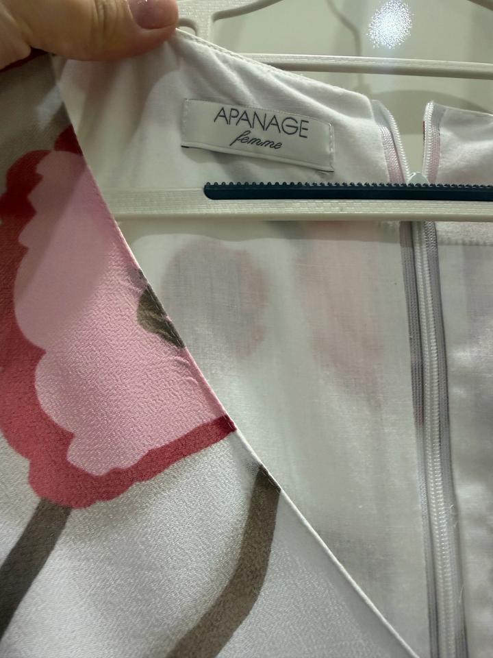 Белое платье в цветочек