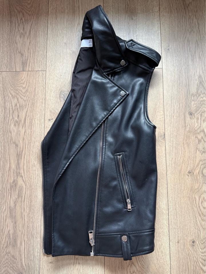 Черный жилет от Bershka