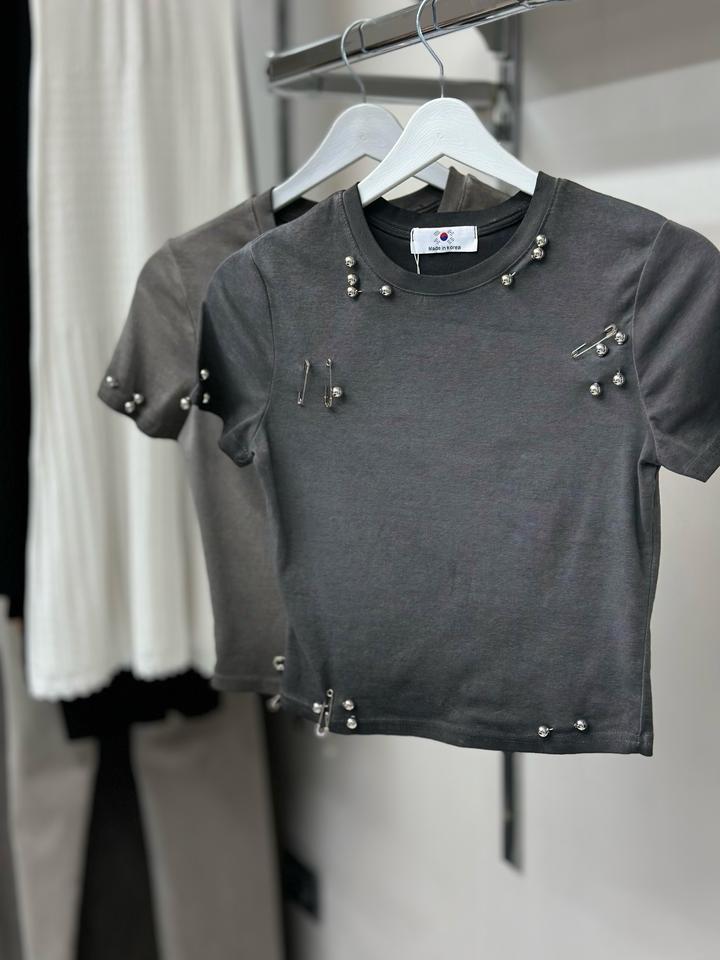 Футболка с металлическими заклёпками и булавками