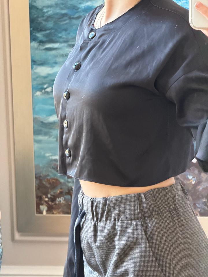 Укороченная атласная рубашка