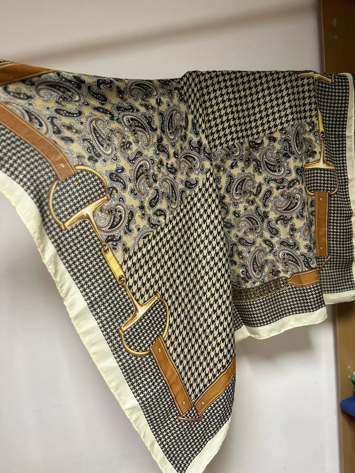 Платок с классическим принтом