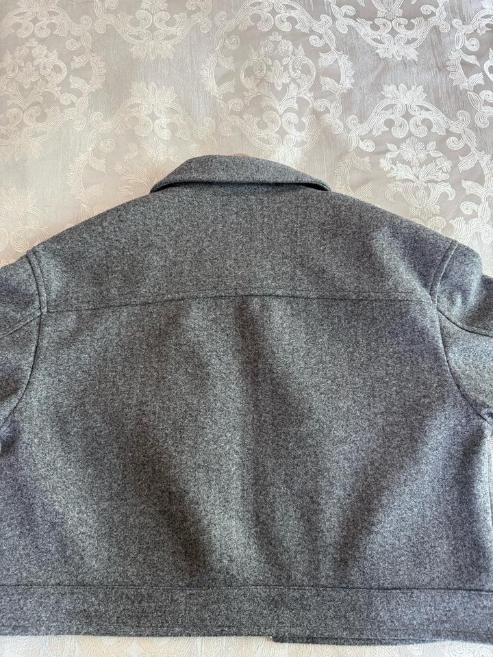 серый бомбер из Bershka