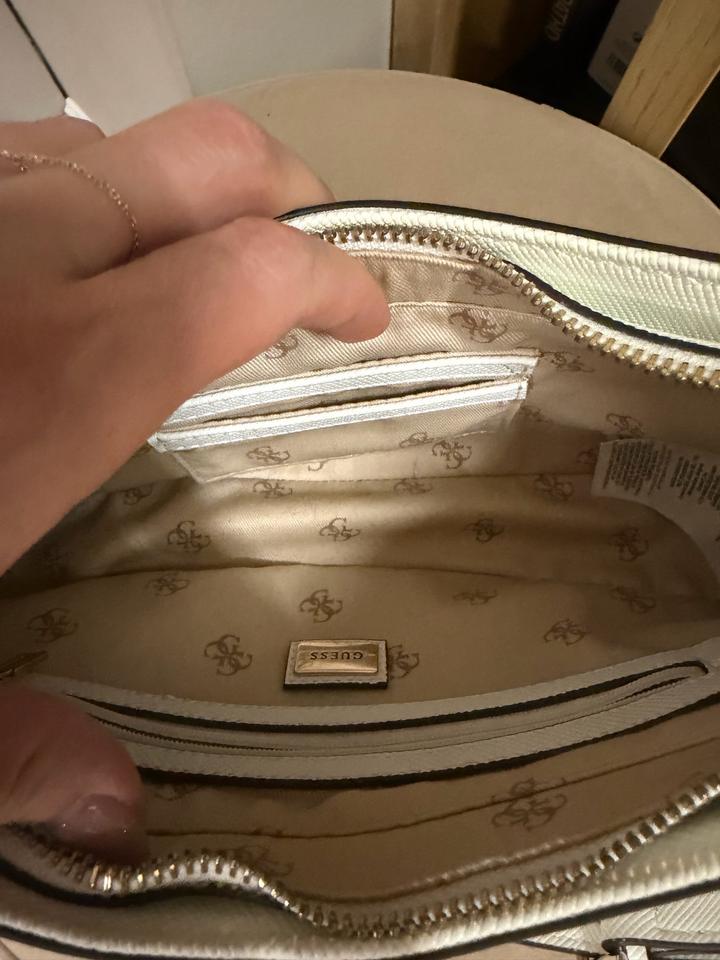 Белая сумочка Guess