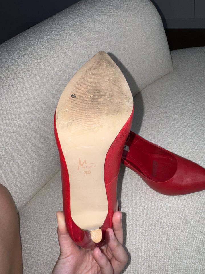 Туфли красного цвета с застежкой на ноге