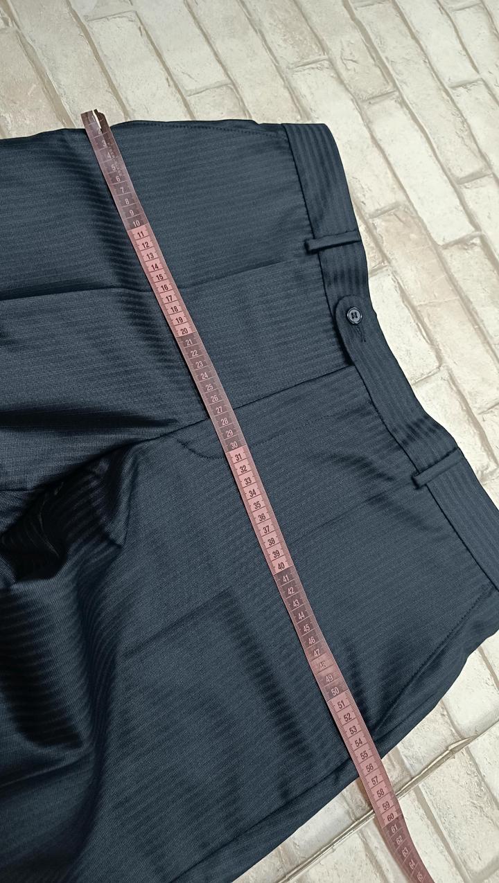 Мужской серый костюм в полоску