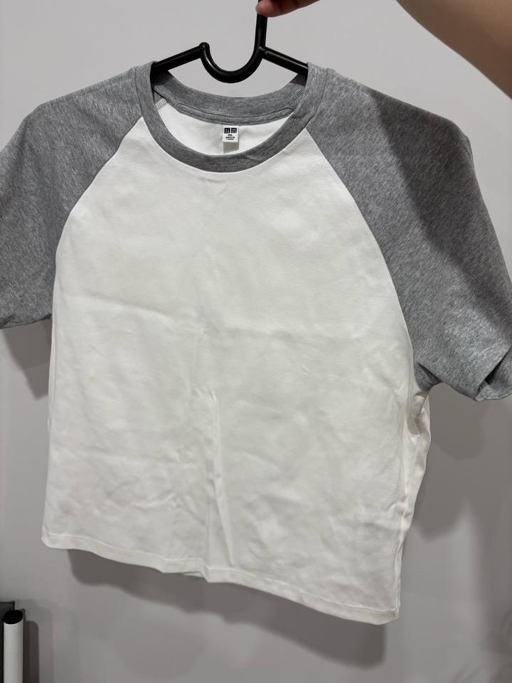 Укороченная футболка Uniqlo