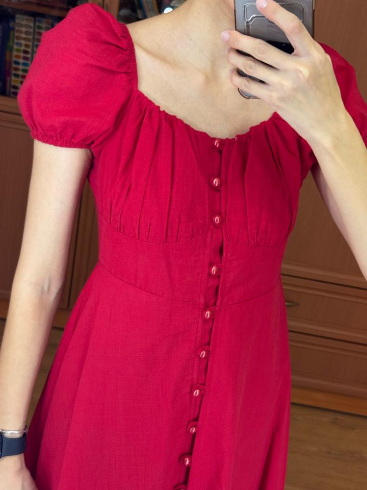 Красное платье изо льна