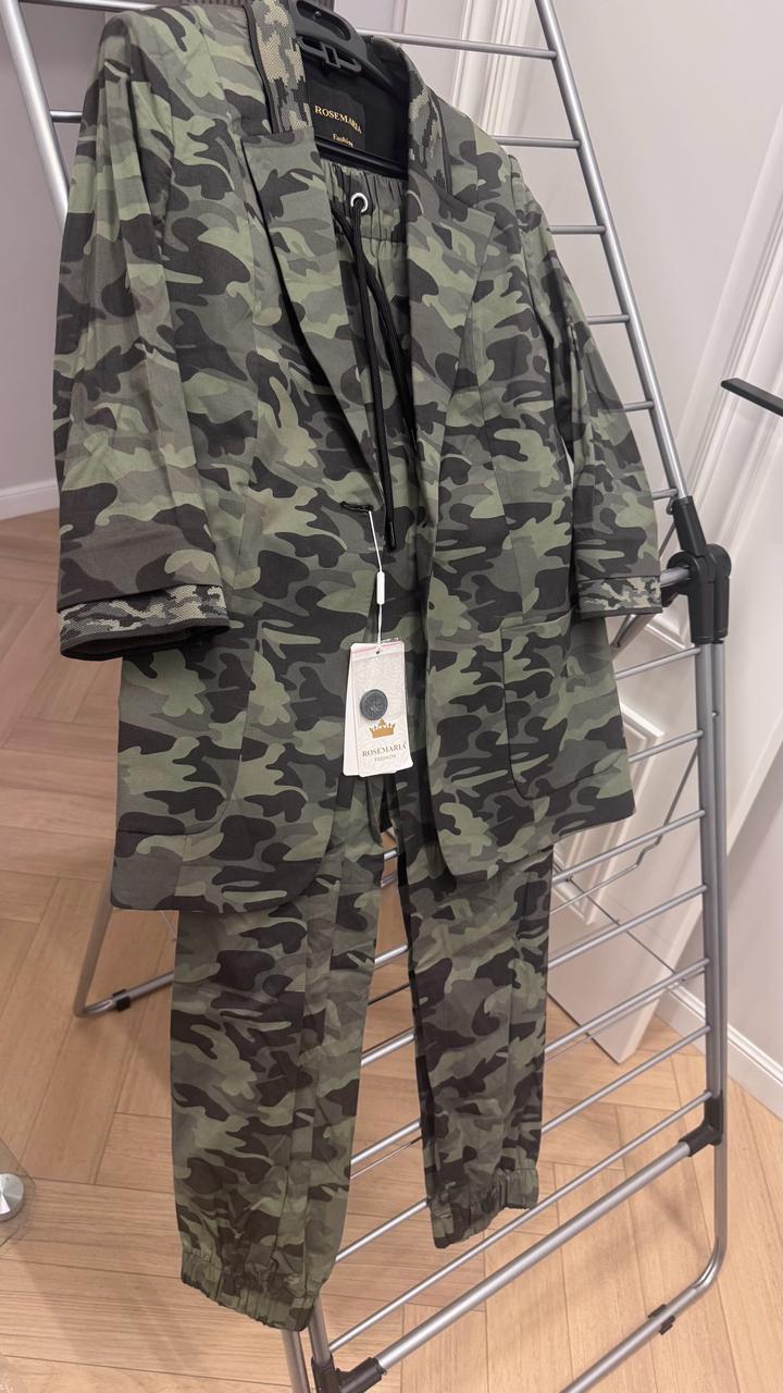 Костюмы тройка, новые, турецкие, размеры 42