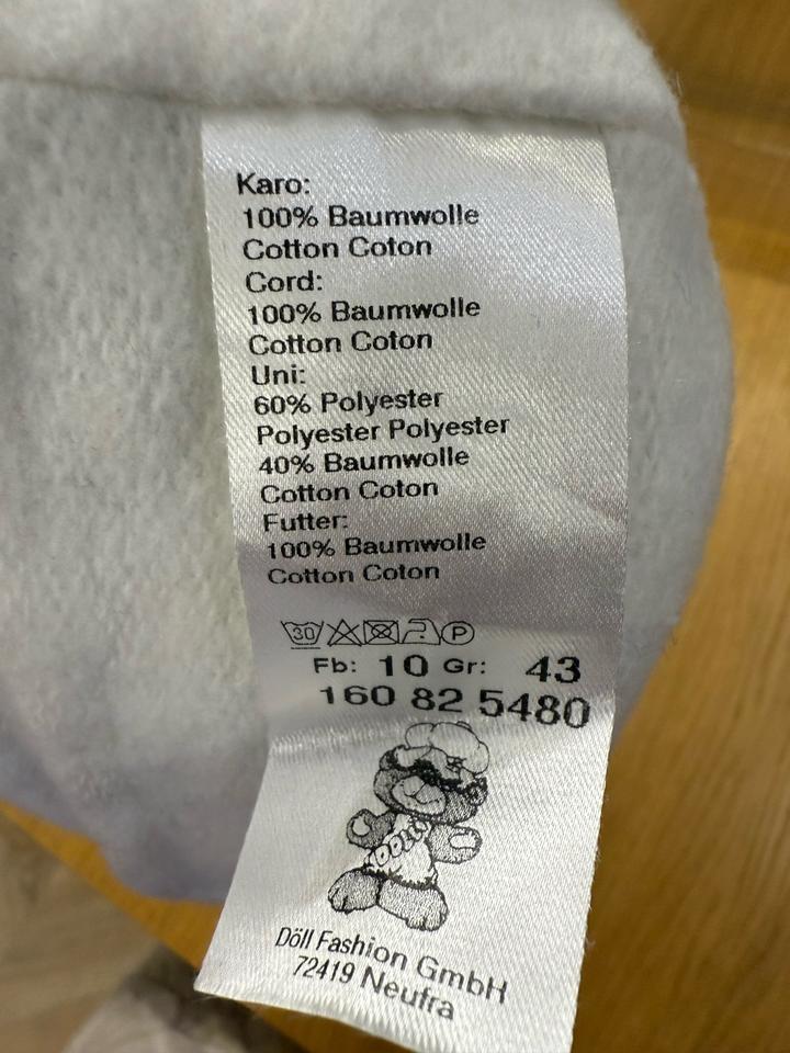 Теплая кепка для мальчика с козырьком и завязками на весну и осень