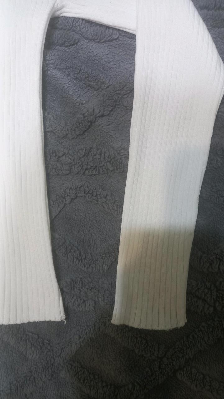 Джемпер с вырезом