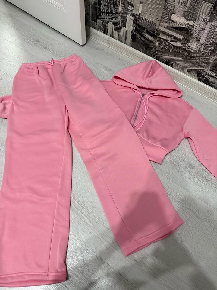 Розовый костюм