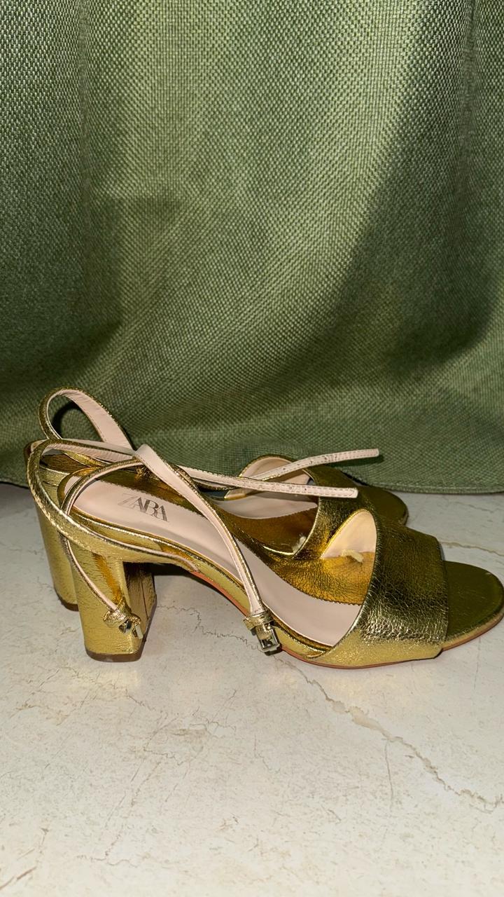 Босоножки Zara.