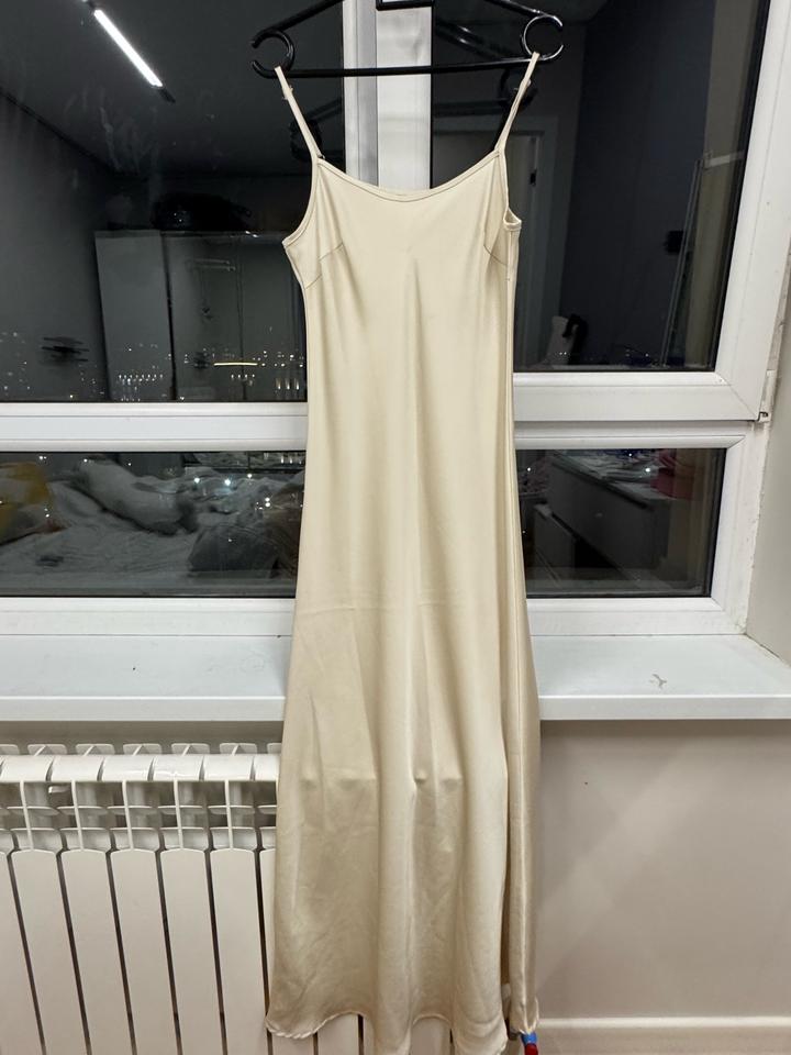 Бежевое атласное платье со съёмным шлейфом