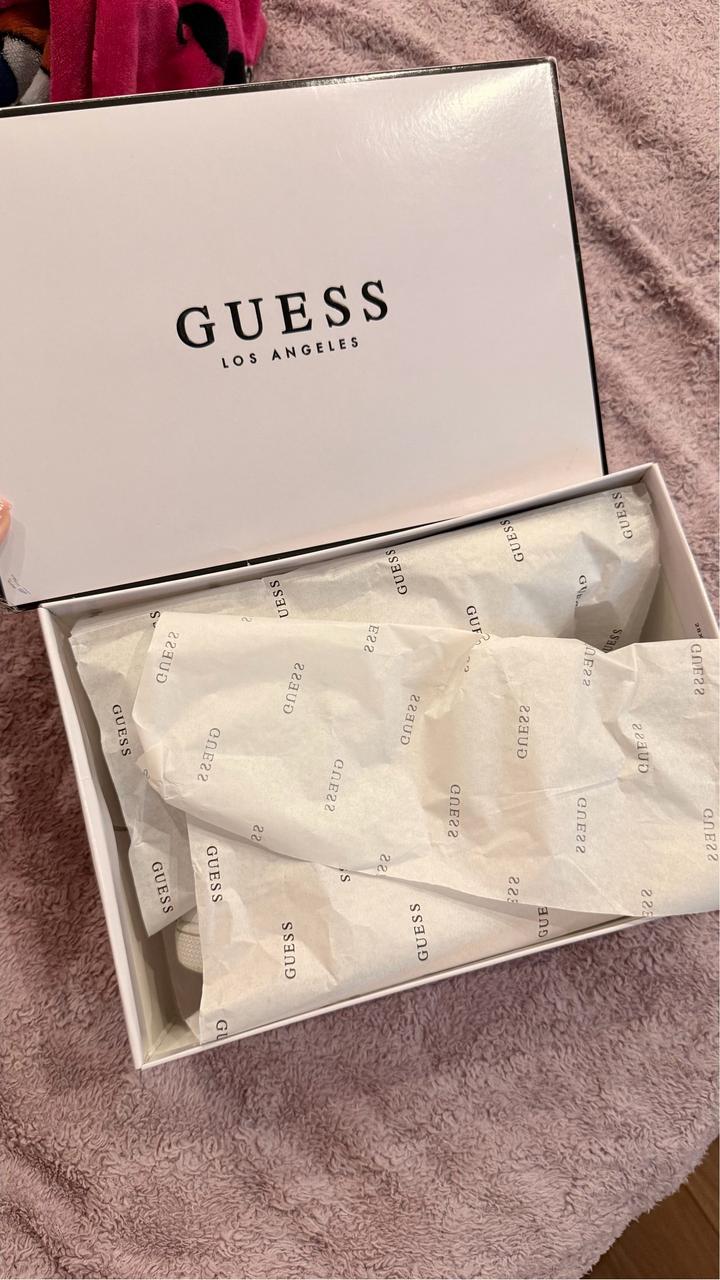 Белые кеды GUESS, оригинал, размер 38