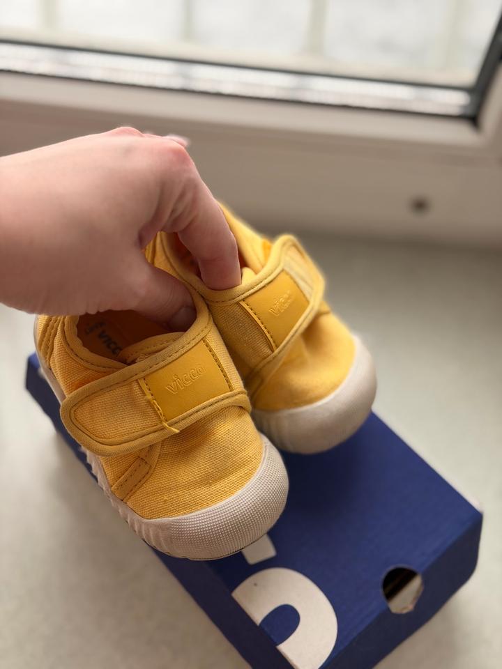 Продам кроссовки Vicco