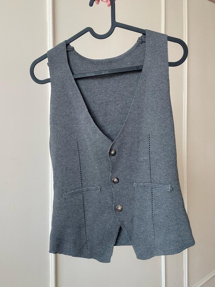 Серый трикотажный жилет в костюмном стиле