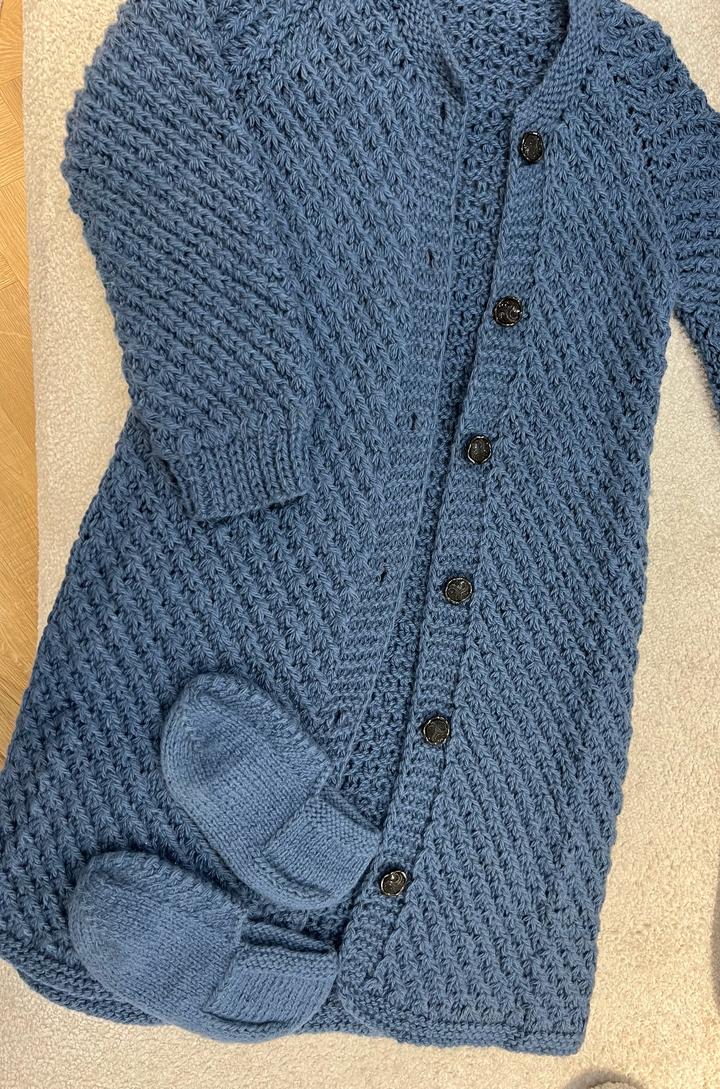 Вязаный кардиган со следочками