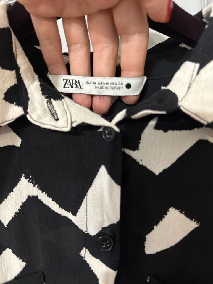 Платье-рубашка Zara с графичным принтом