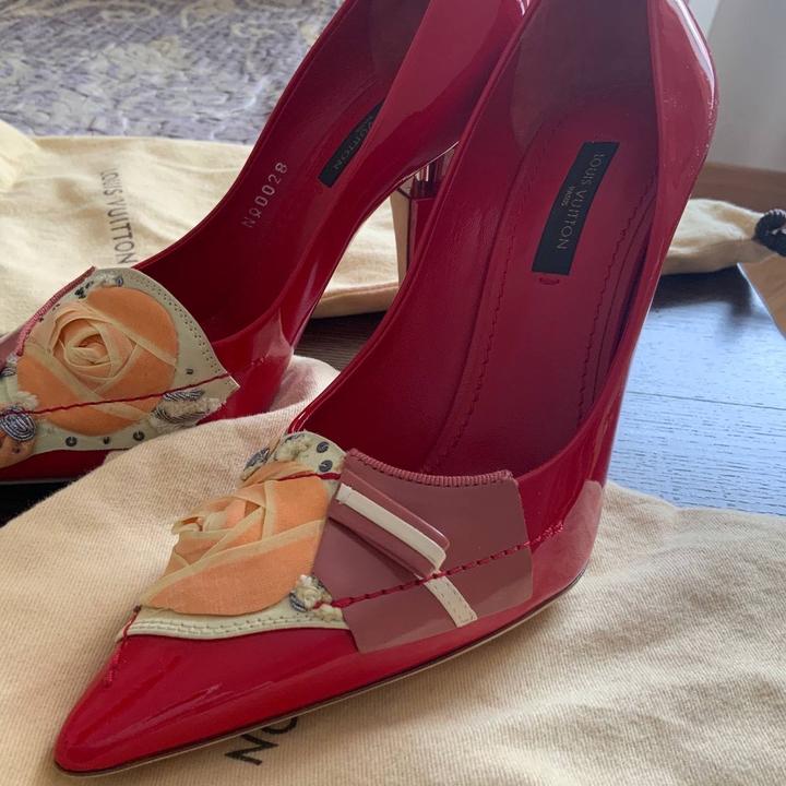 Красные лаковые туфли Louis Vuitton