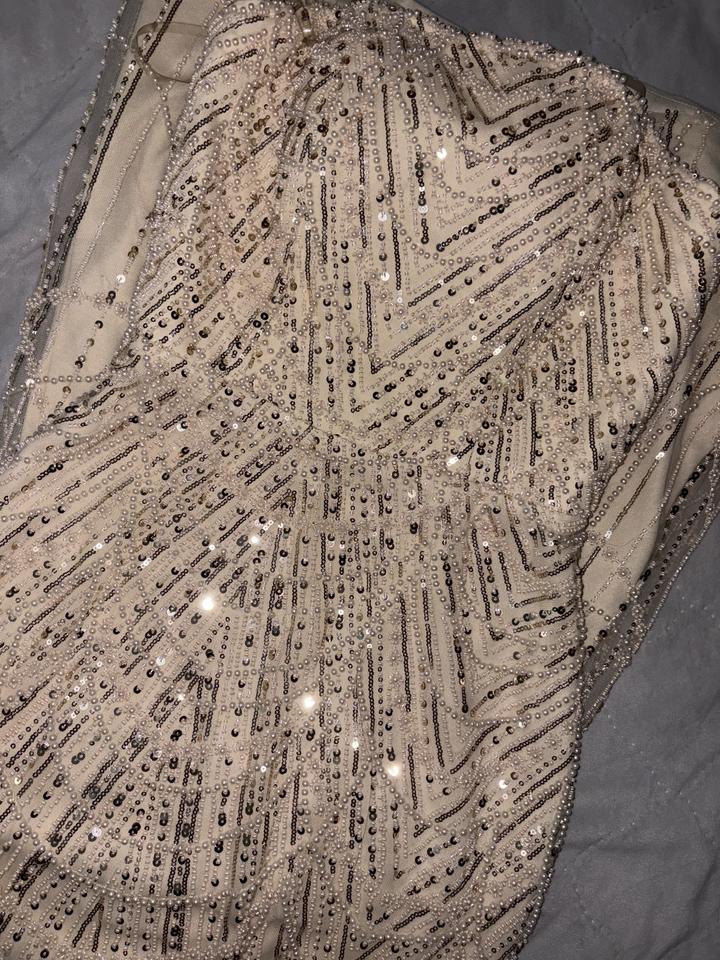 Бежевое платье неизвестного бренда