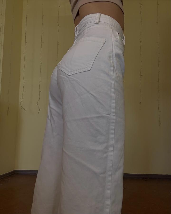 Белые джинсы на высокой посадке Bershka