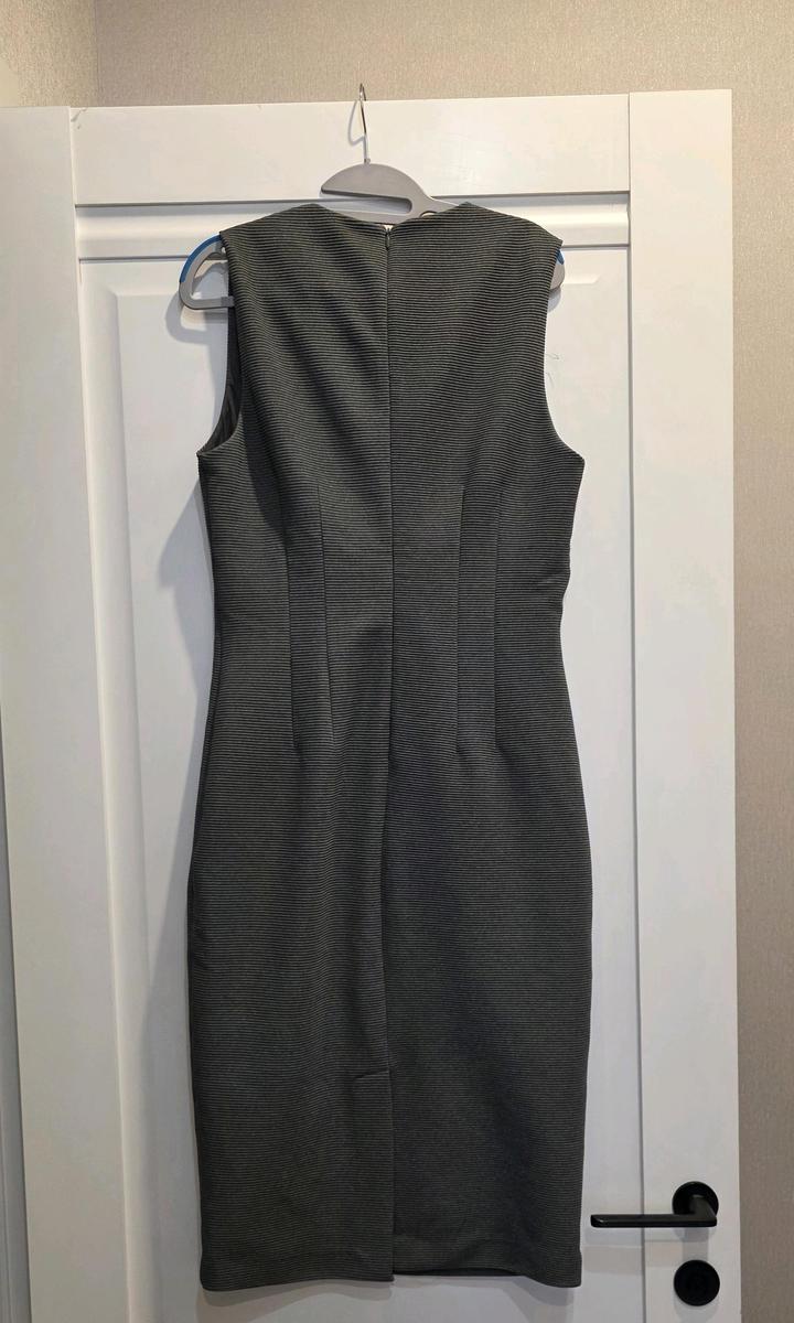 Платье серое Mango