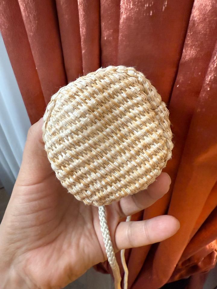 мини-сумка Christian Dior Straw Pouch, также известная как косметичка-мешок (bea