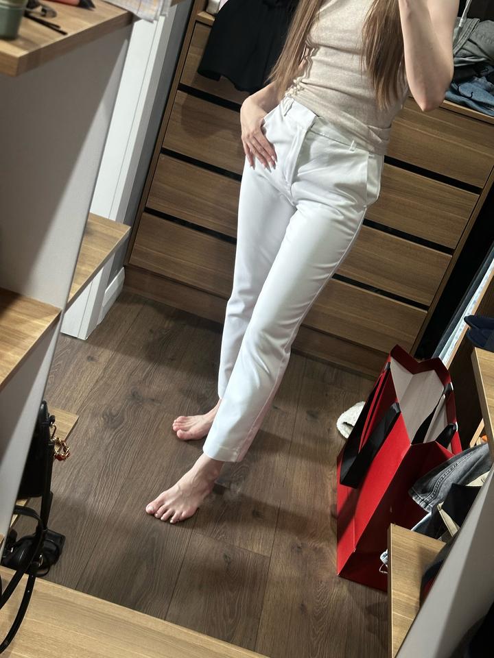 Белые брюки Stradivarius