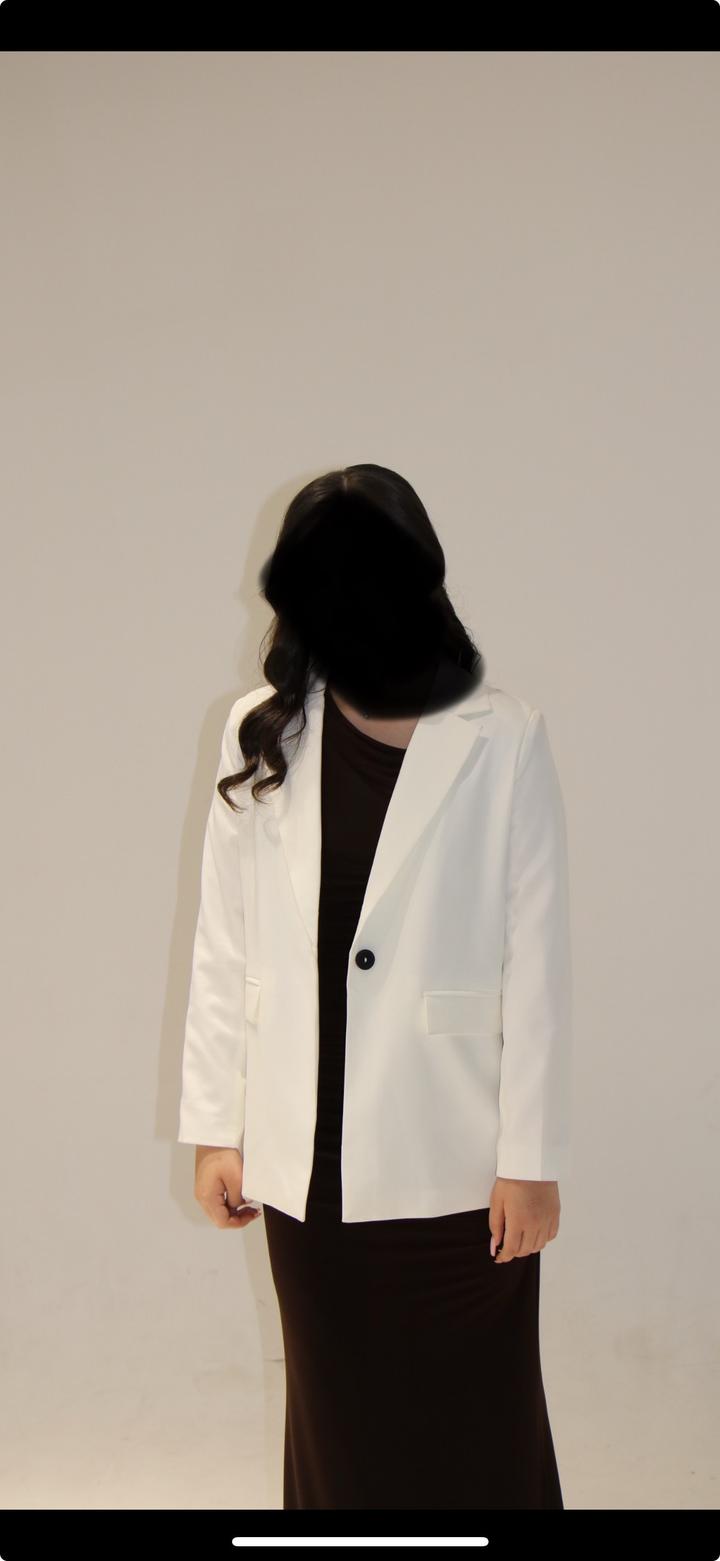 Белый пиджак с шоурума