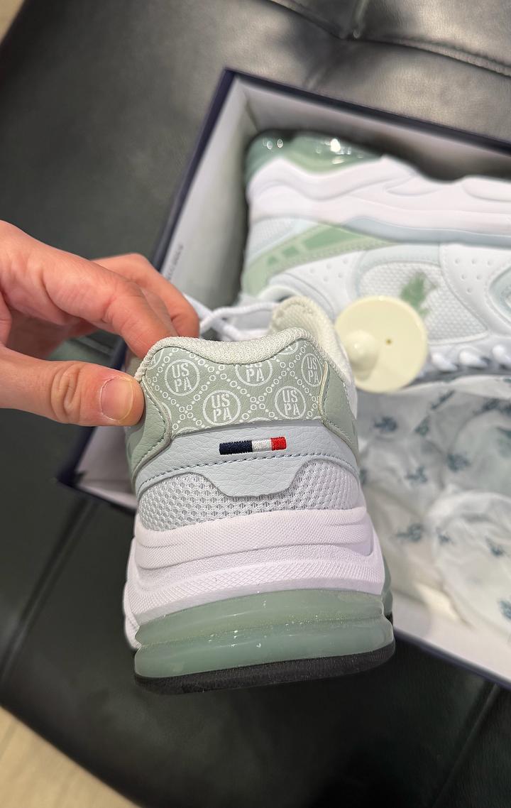 Кроссовки женские