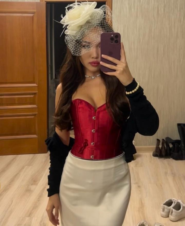 Красный атласный корсет на завязках