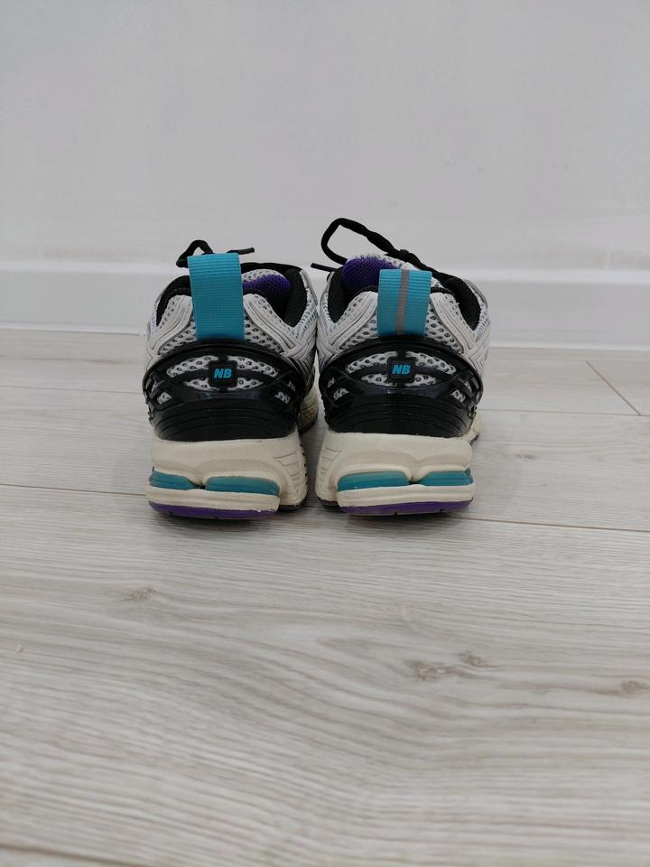 Кроссовки женские