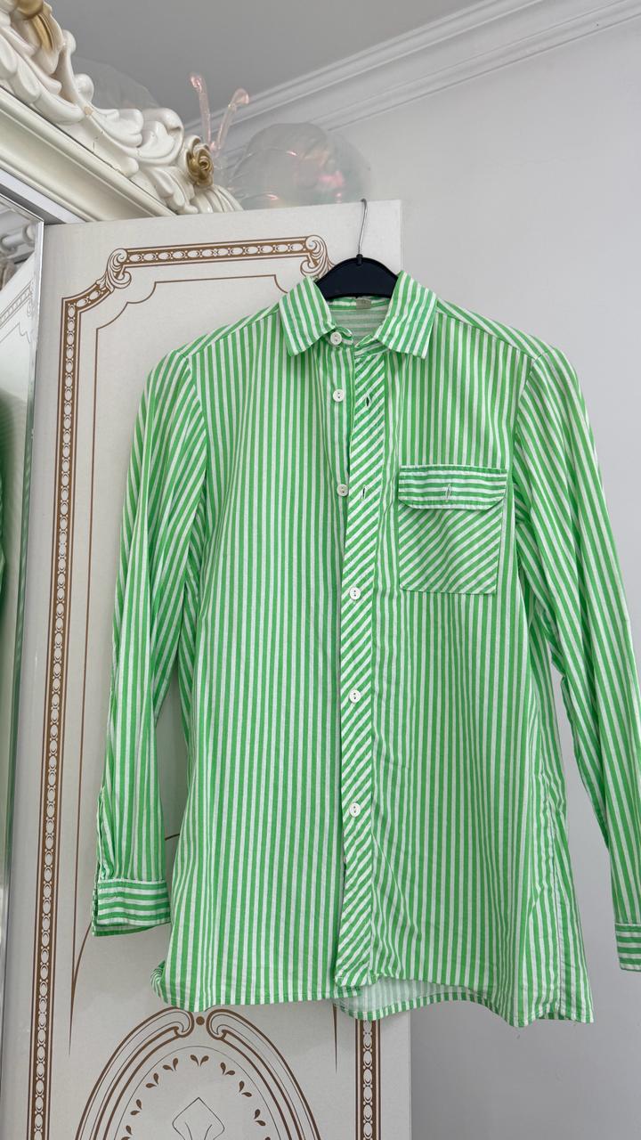 Зеленая рубашка в полоску