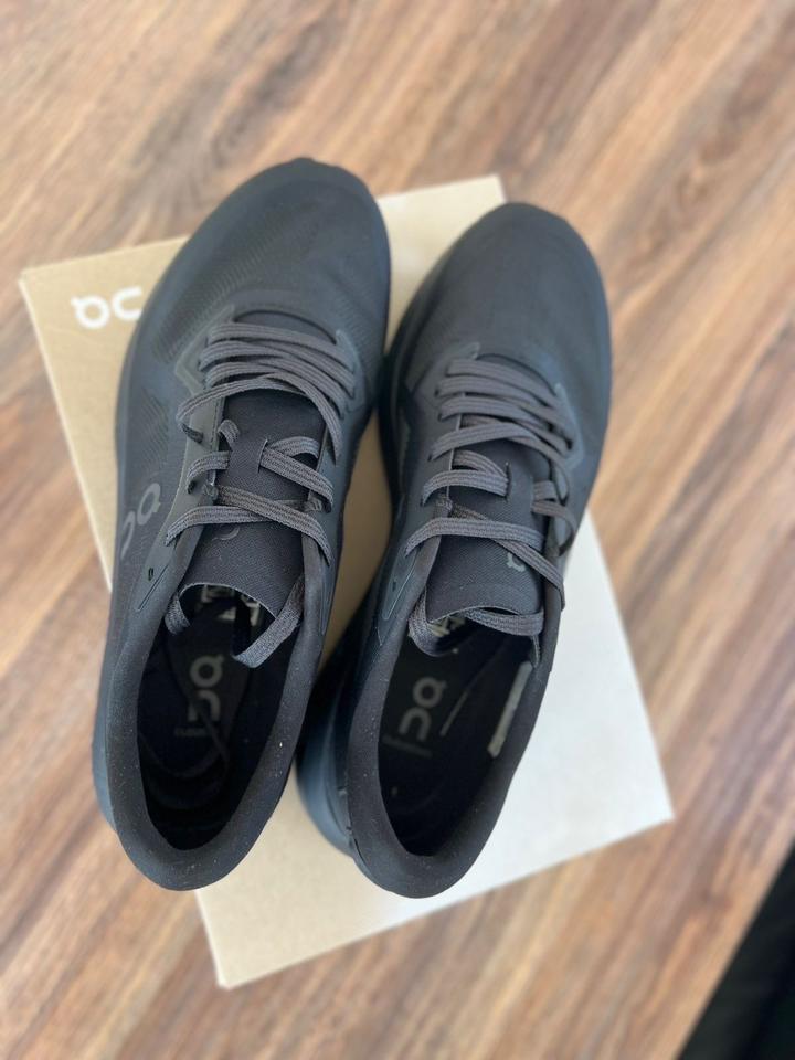 Продам мужские кроссовки On Cloudzone