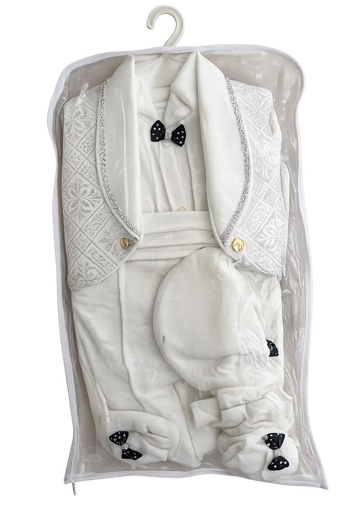 Белый костюмчик для малыша