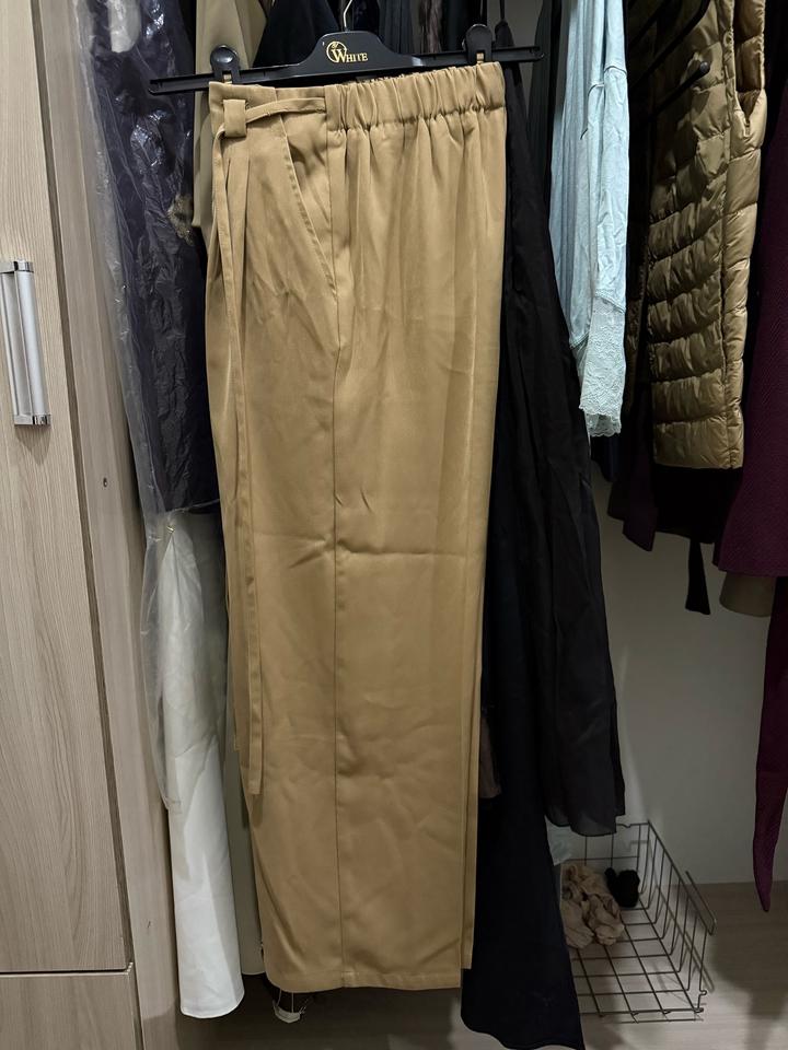 Бежевые брюки с поясом