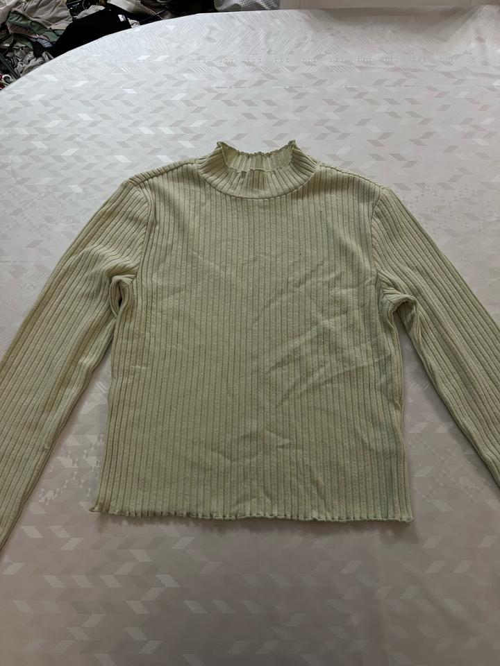 Кофта фисташкового цвета