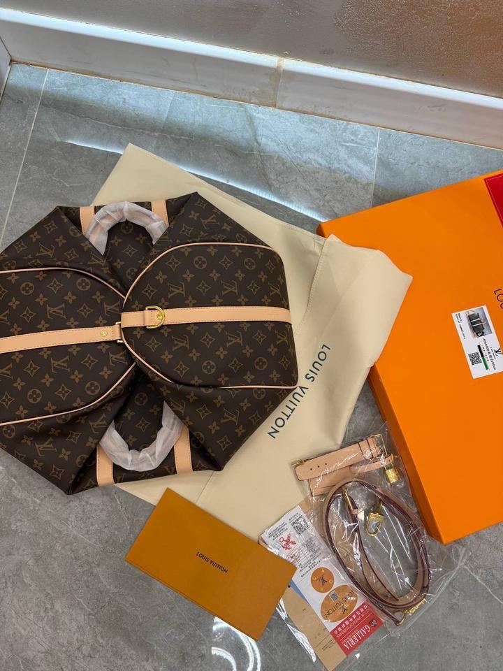 Дорожная сумка от LV