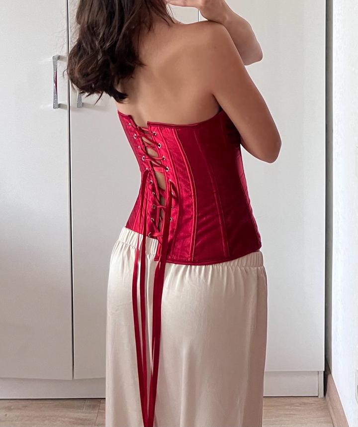 Красный атласный корсет на завязках