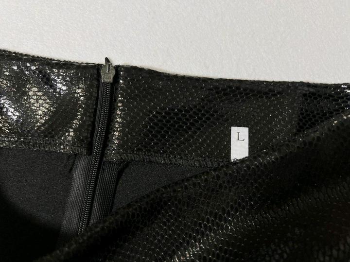 Новая юбка прямая р M L (46) змея чешуя блеск
