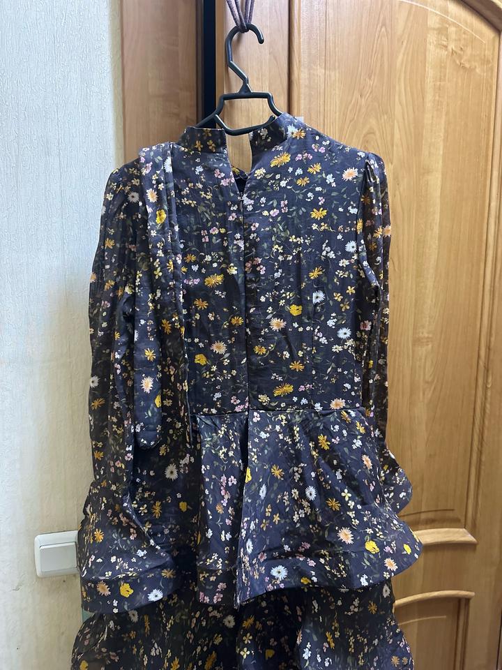 Новое платье с этикеткой.